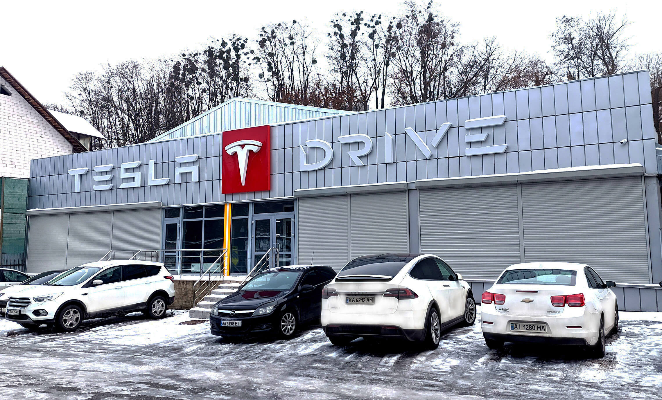 Вывеска Tesla Drive