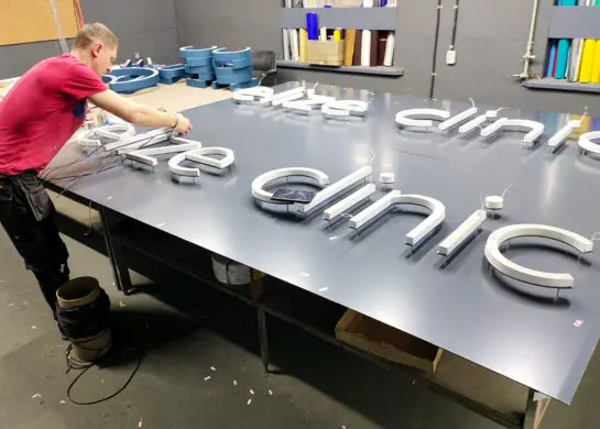 Виробництво вивіски з літерами фото