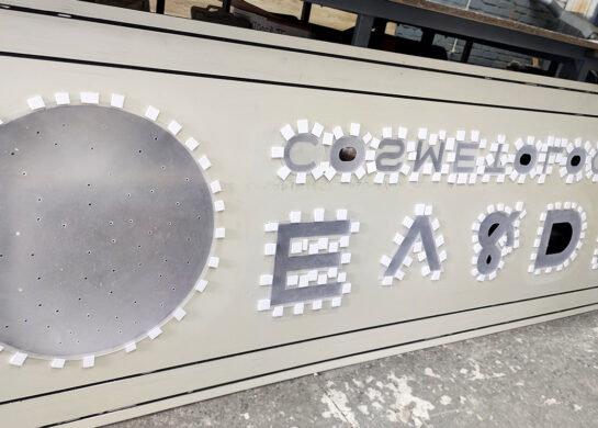 Технология инкрустации акрила на вывеске фото