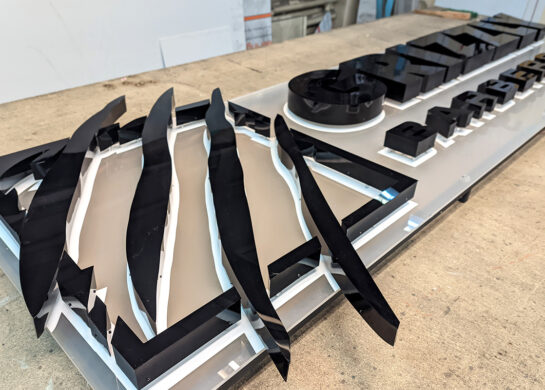 Изготовление черных букв с контражуром фото