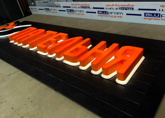 Виготовлення вивіски на дереві фото