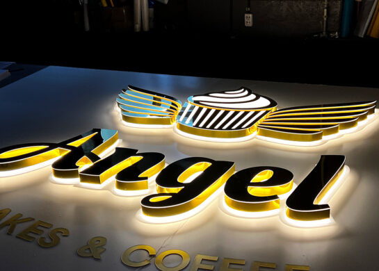 Зеркальный логотип с подсветкой изготовить