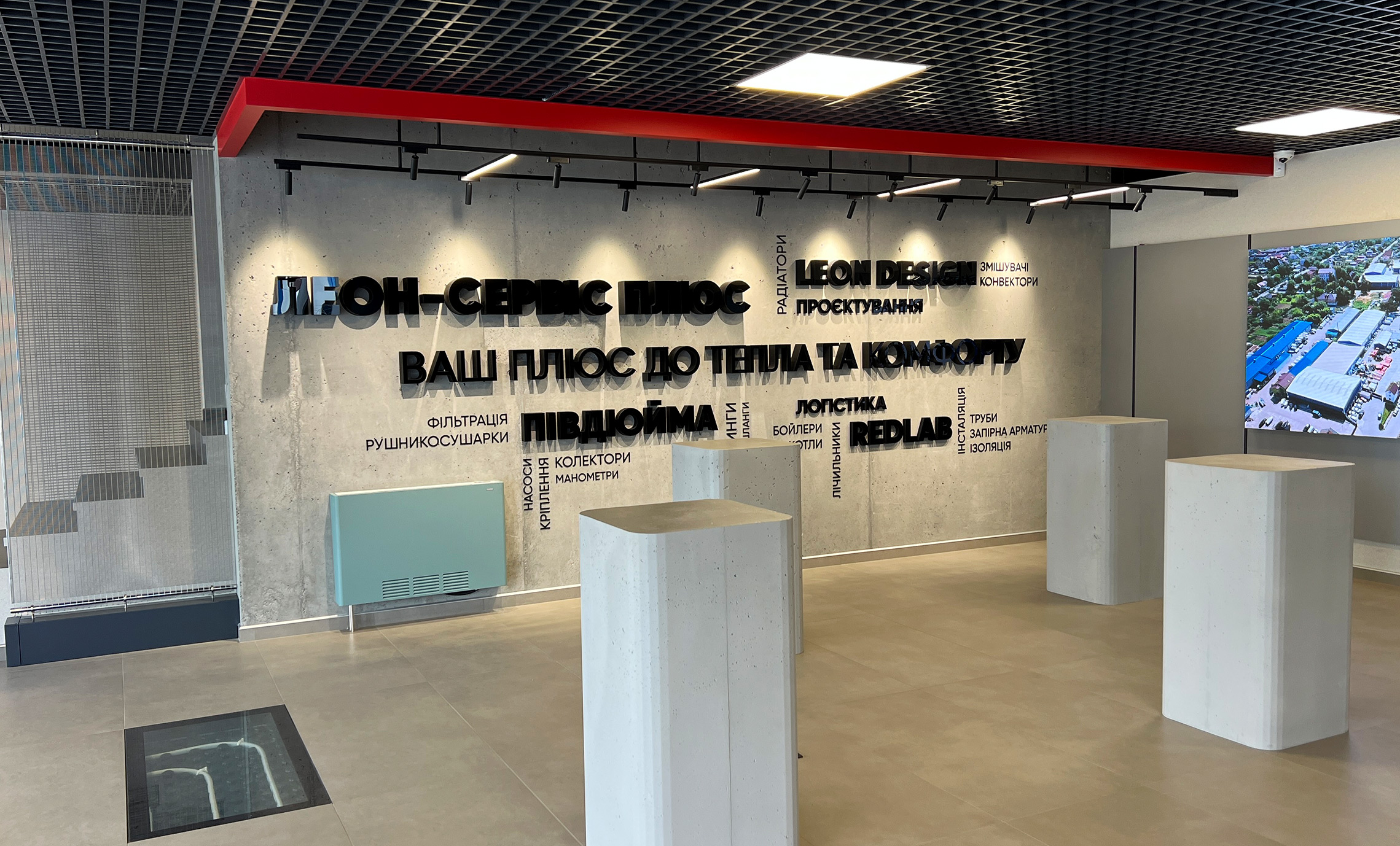 Брендирование стены в шоуруме