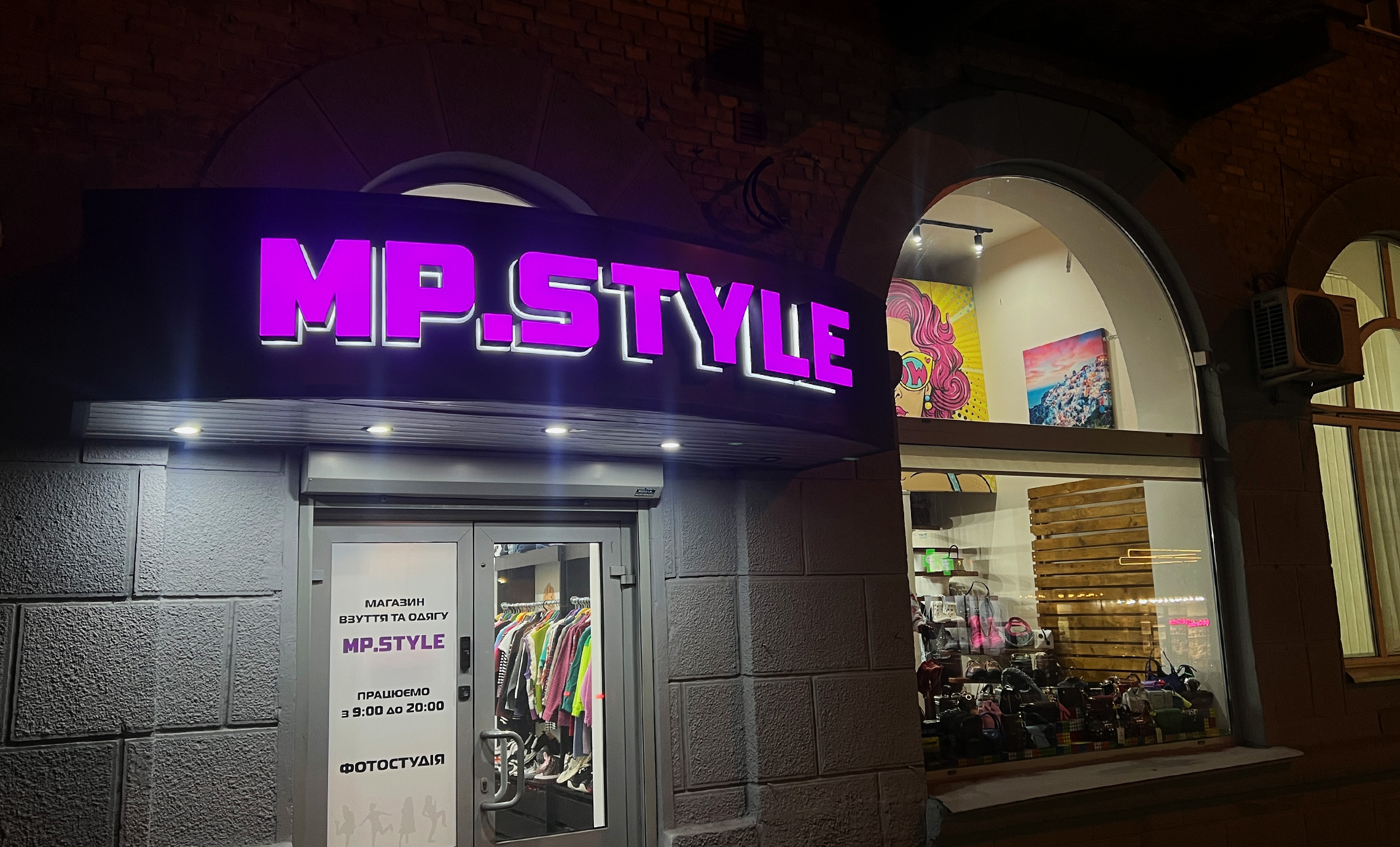 Світлові літери з лицьовим підсвічуванням фото