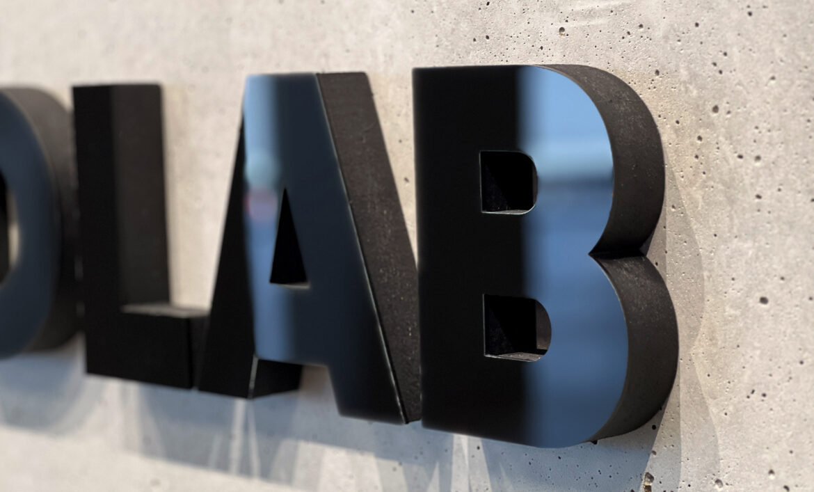 Объемные буквы на стене без подсветки