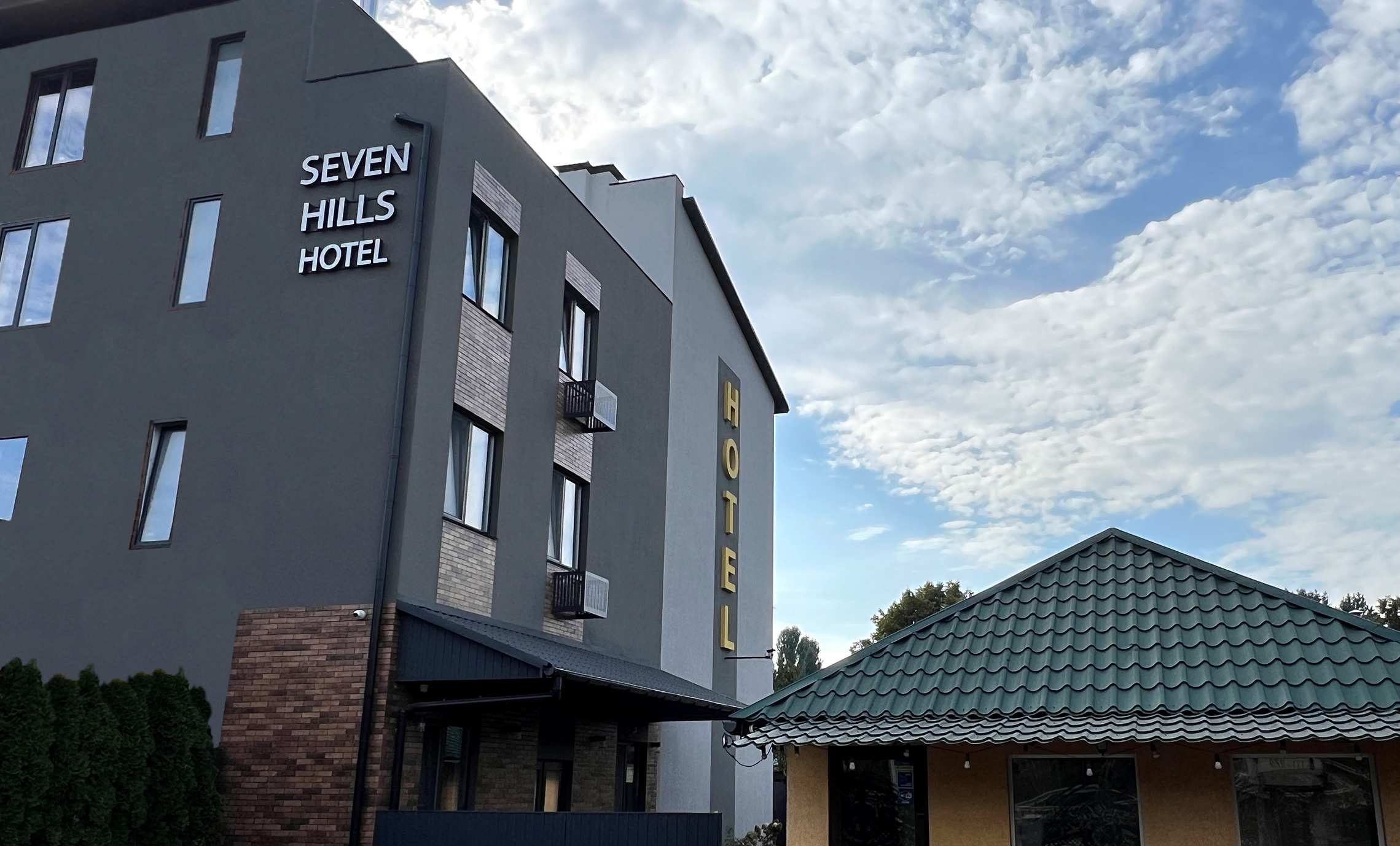 Фасадная вывеска отеля фото