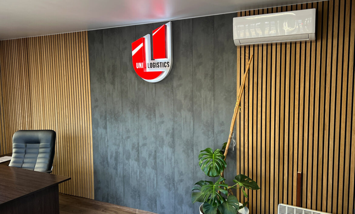 Логотип в интерьере с подсветкой фото