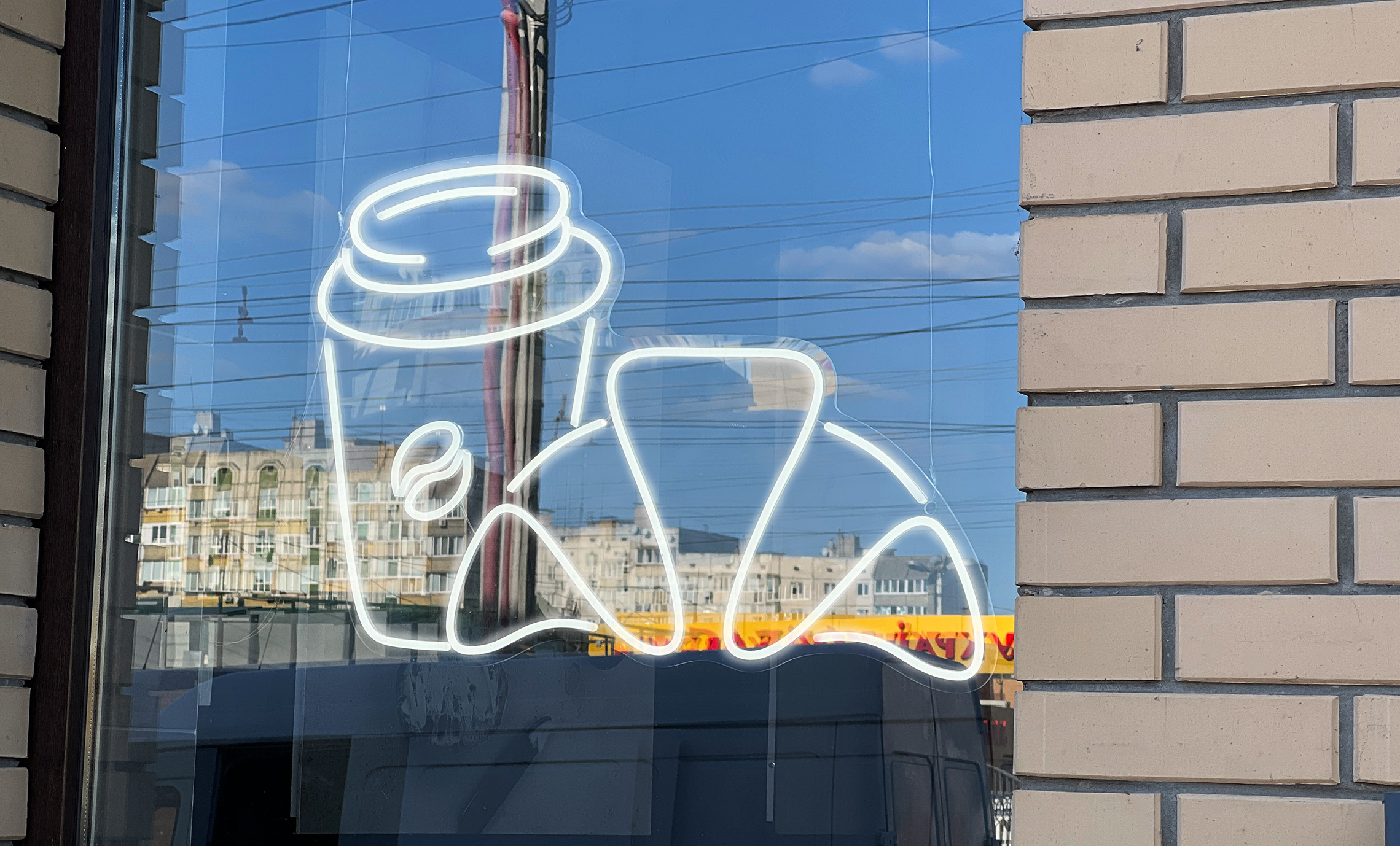 Неонова реклама пекарні фото