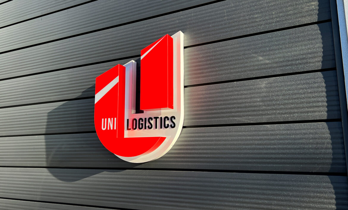 Объемная вывеска на входе фото