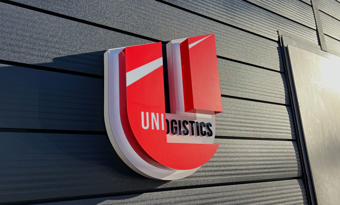 Объемная вывеска у входа пример