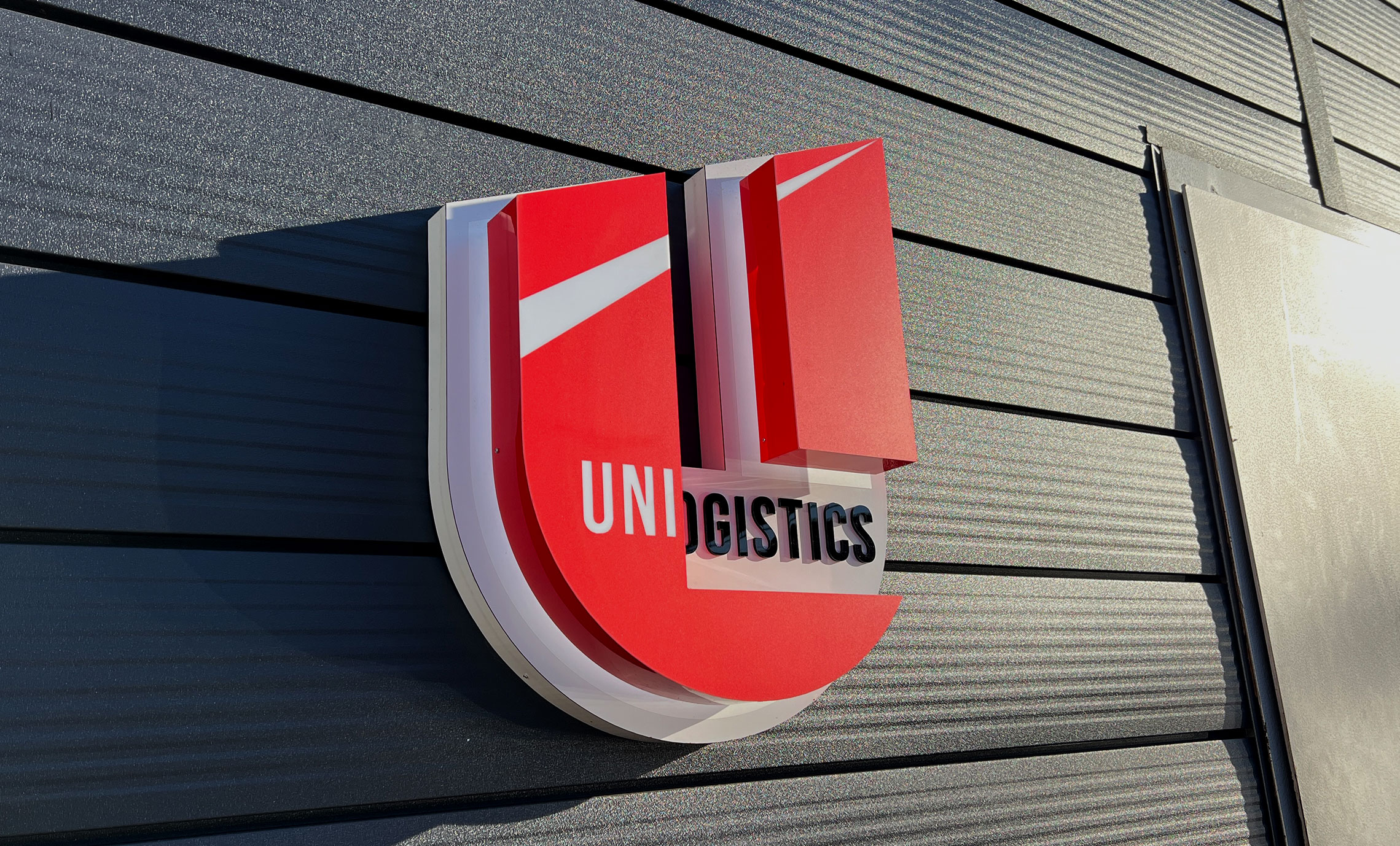 Объемная вывеска у входа пример