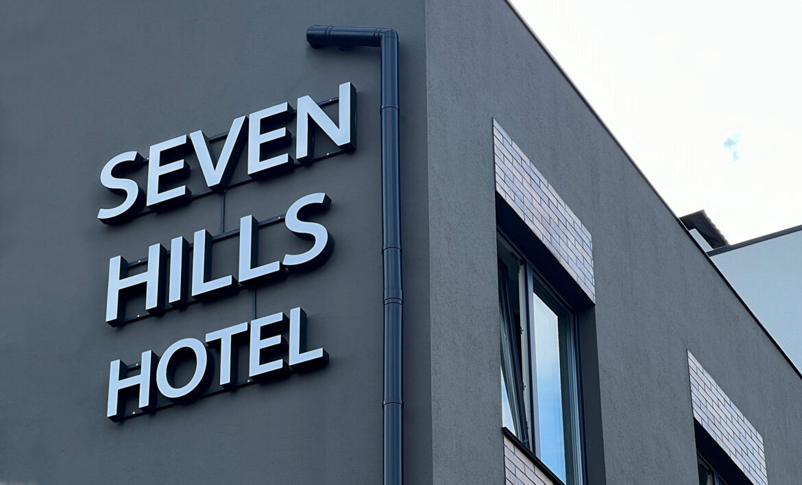 Объемные буквы вывеска гостиницы фото