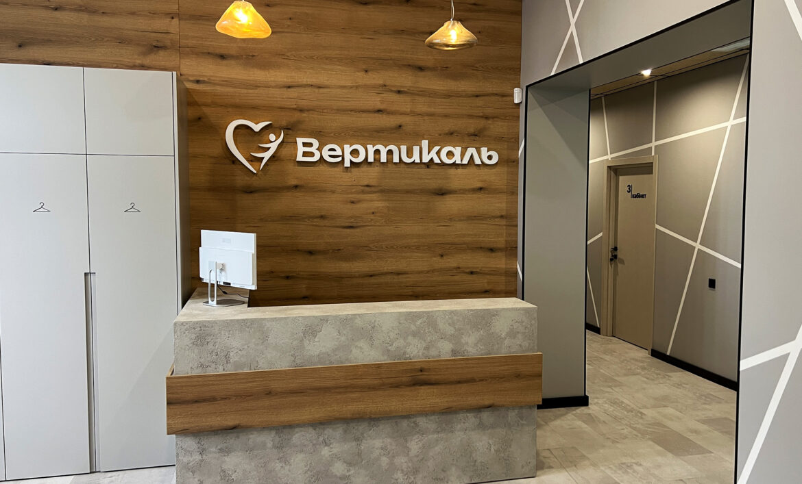Объемный логотип на ресепшн изготовление пример