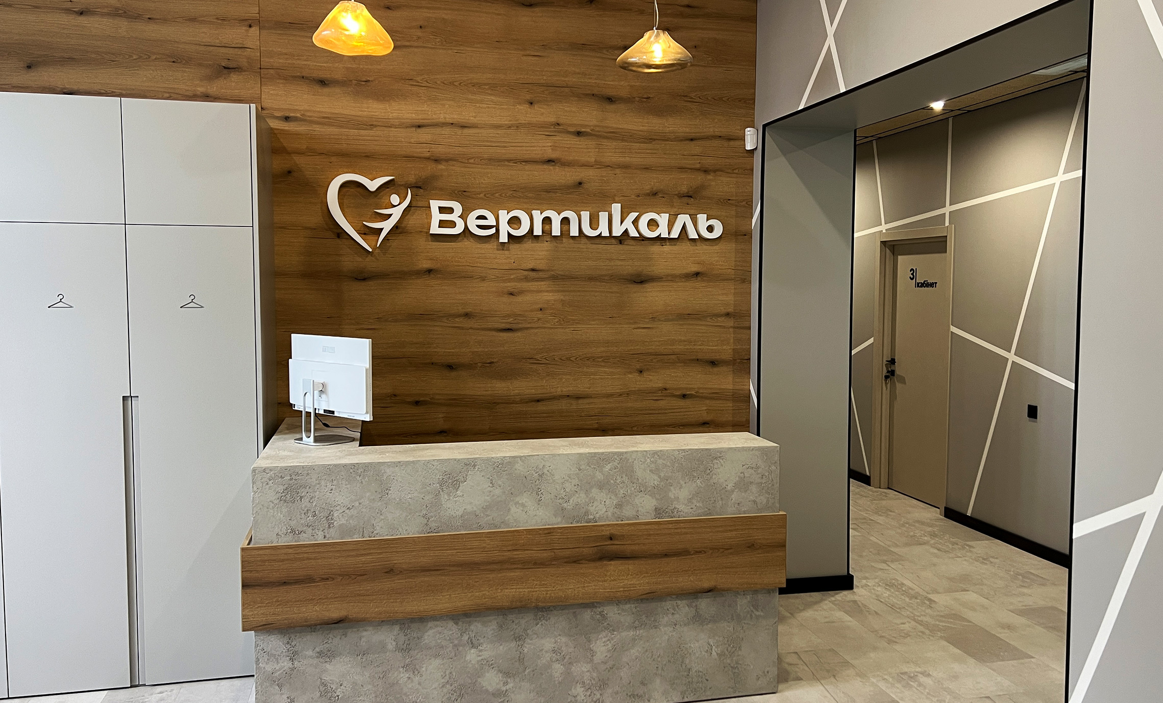 Объемный логотип на ресепшн изготовление пример