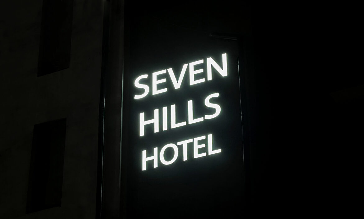 Световая вывеска гостриницы пример