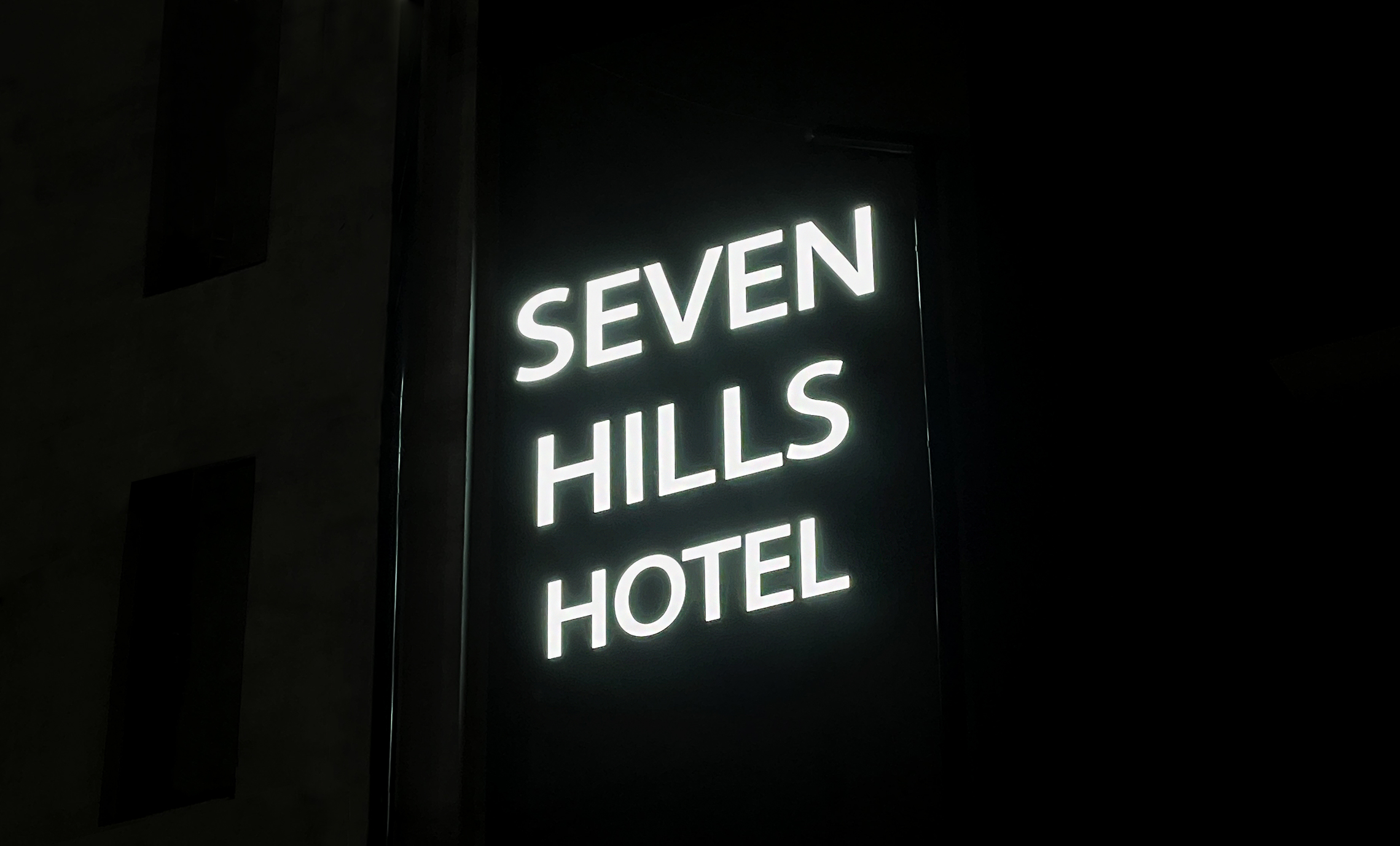 Световая вывеска гостриницы пример