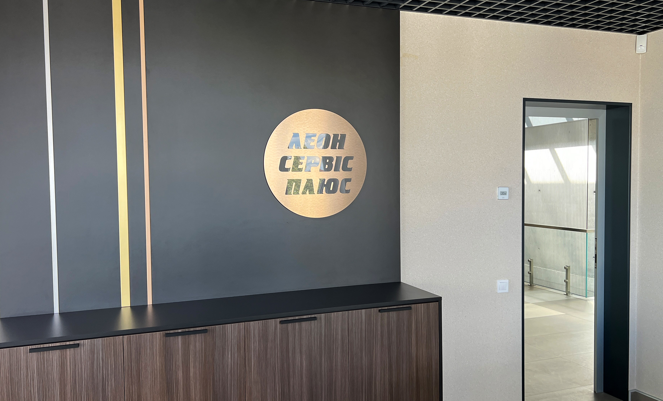 Логотип з композиту з інкрустацією прозорого акрилу