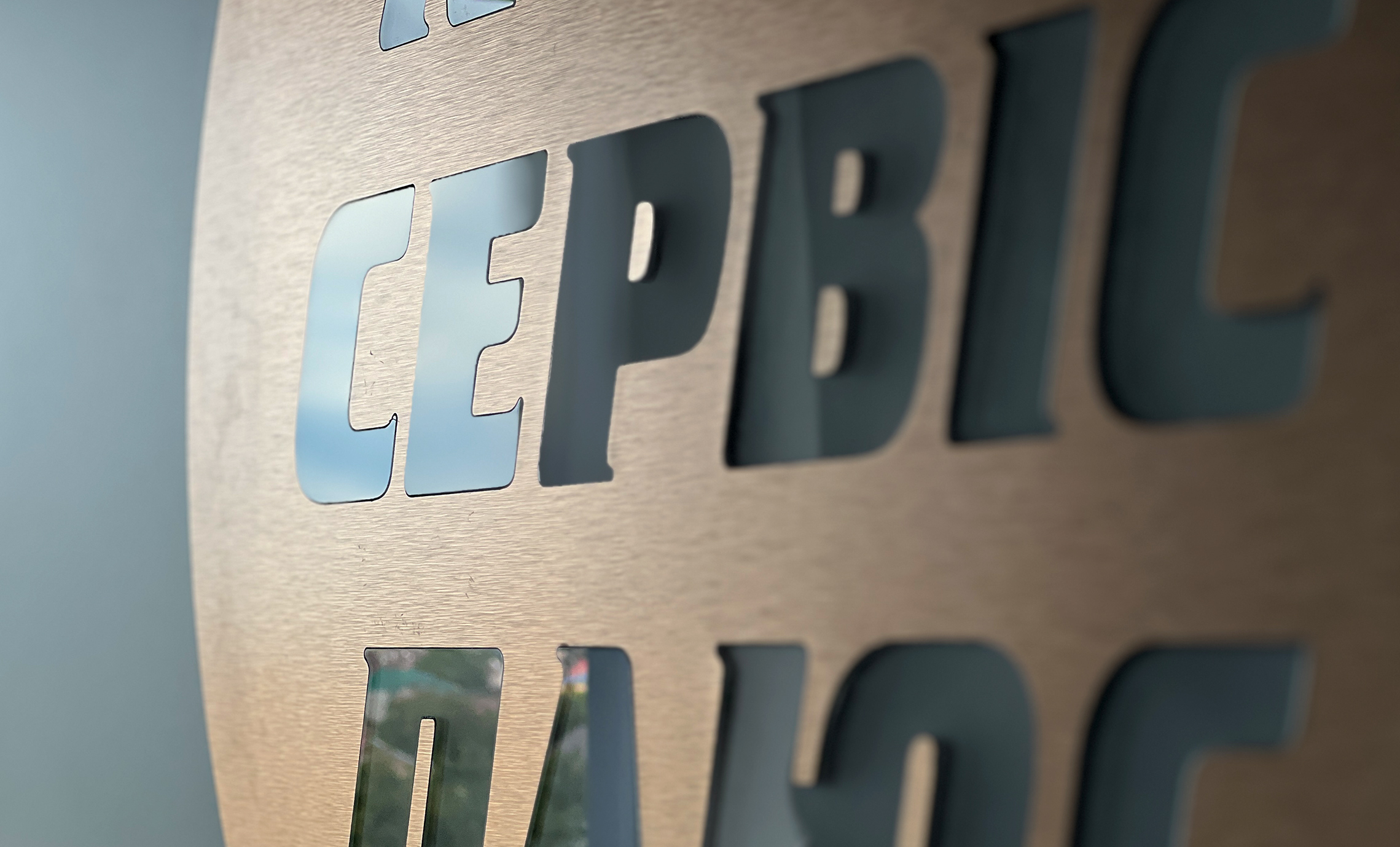 Композит з інкрустацією логотипа фото