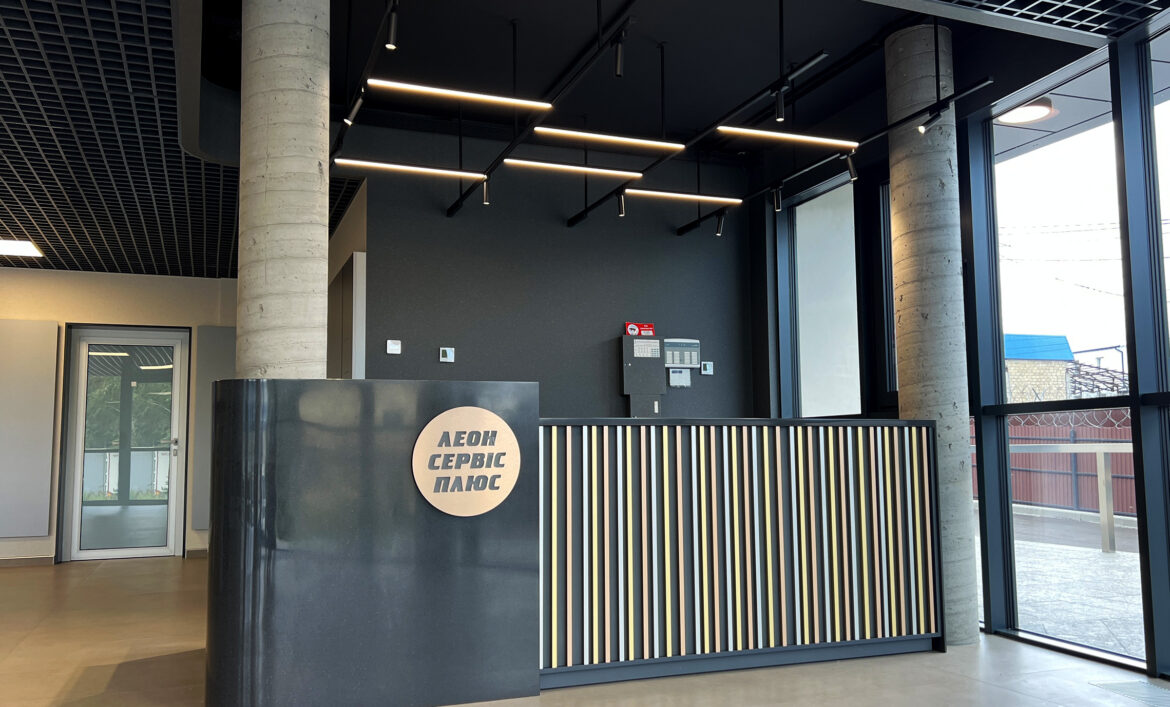 Круглий логотип в холі на рецепції