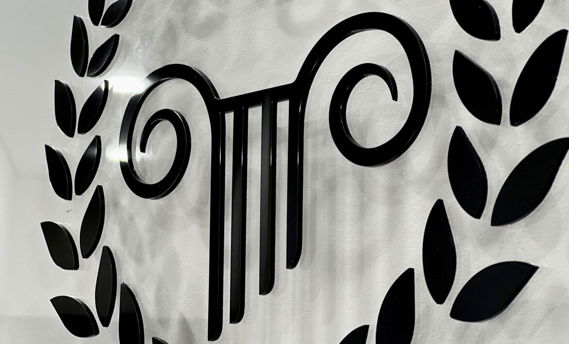 Акриловий логотип адвокатського бюро фото