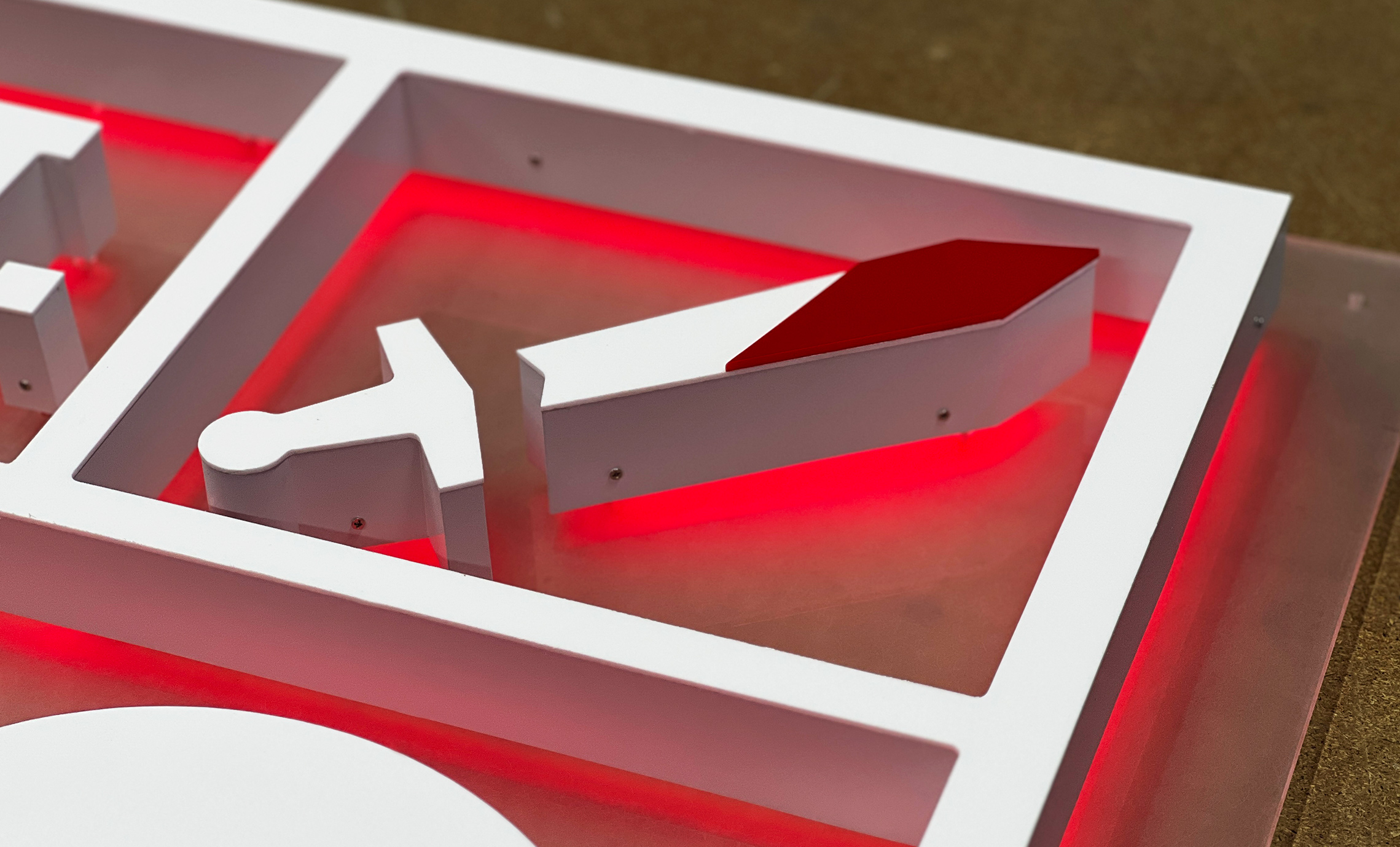 Білий логотип з червоним підсвічуванням фото