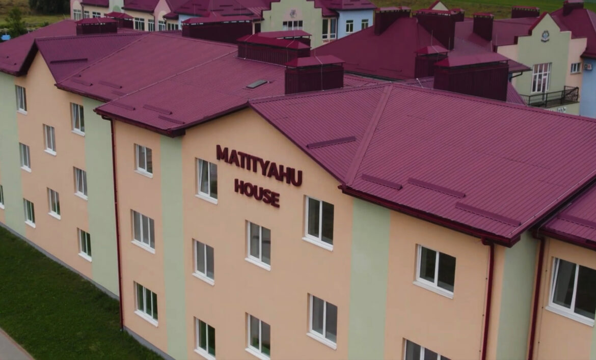 Великий логотип на фасаді будівлі приклад