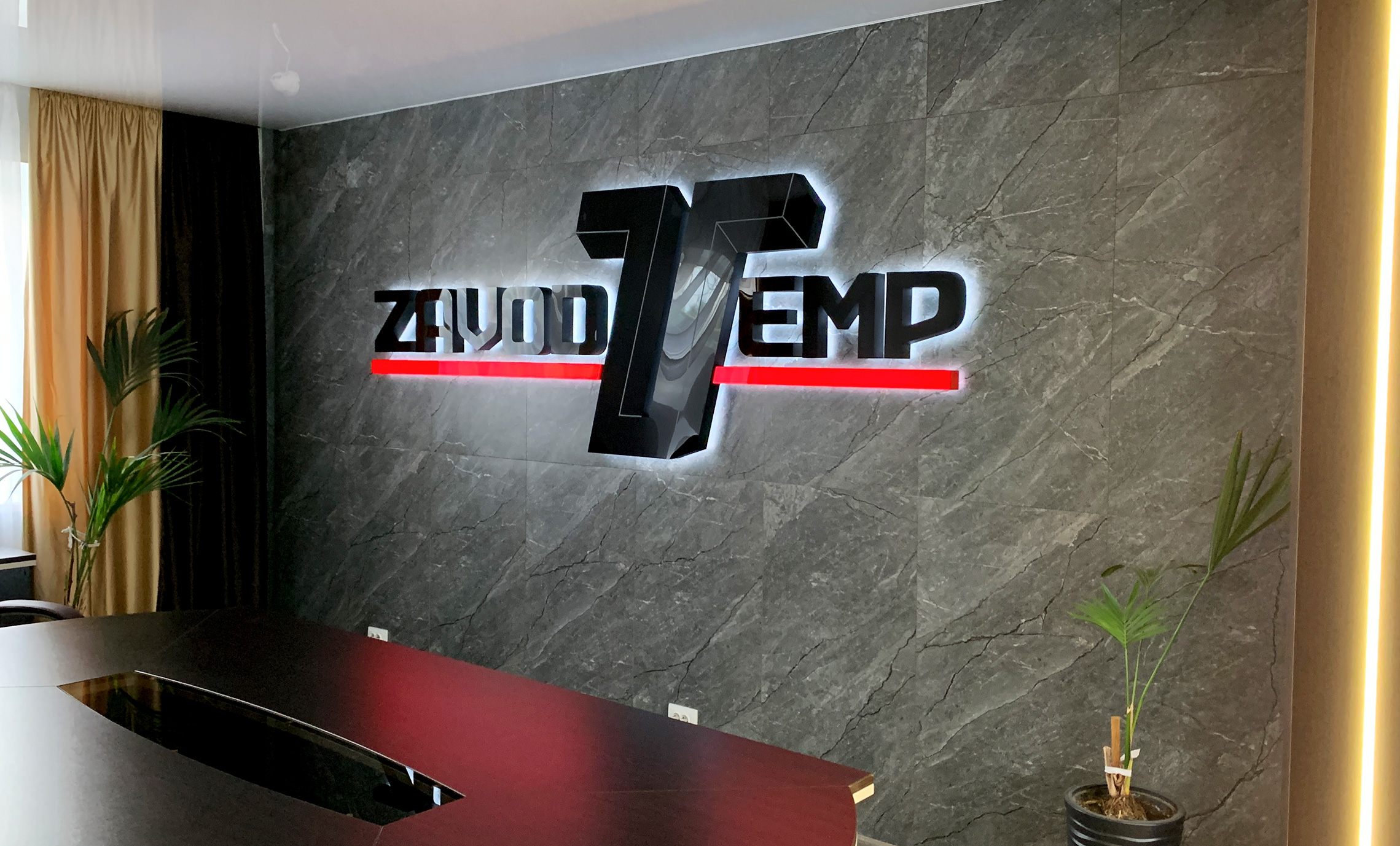 Великий світловий логотип на стіну фото