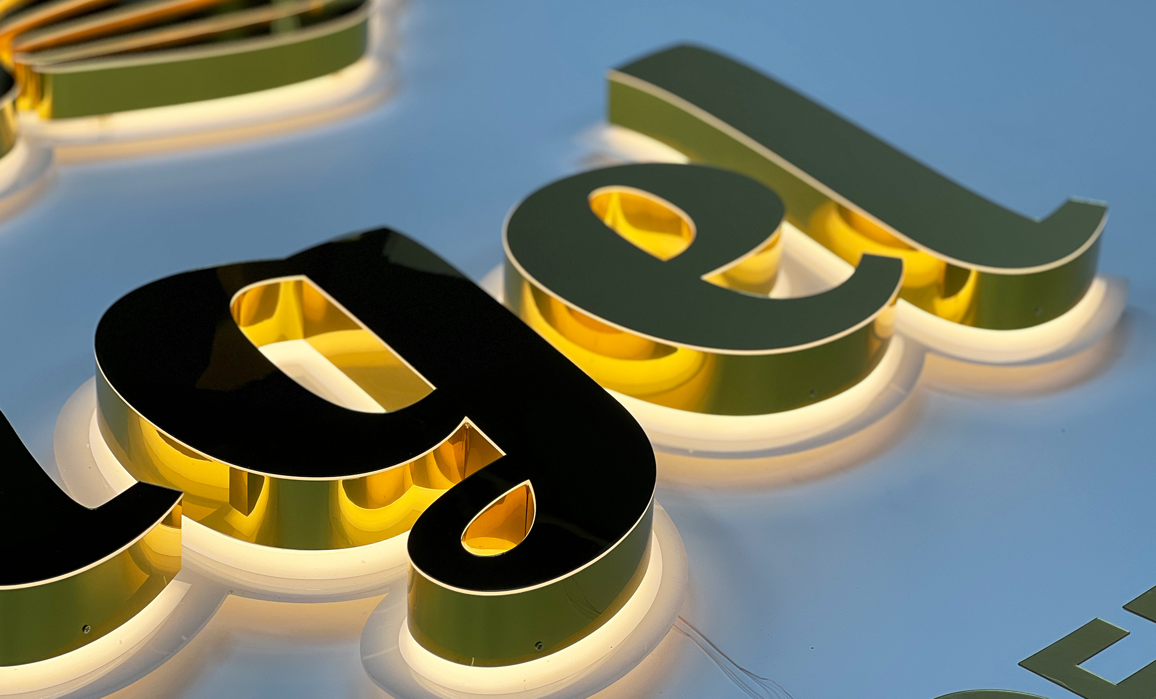 Буквы глянцевое золото с подсветкой фото