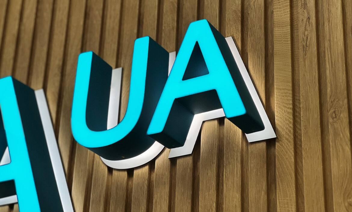 Літери з контражурним підсвічуванням фото