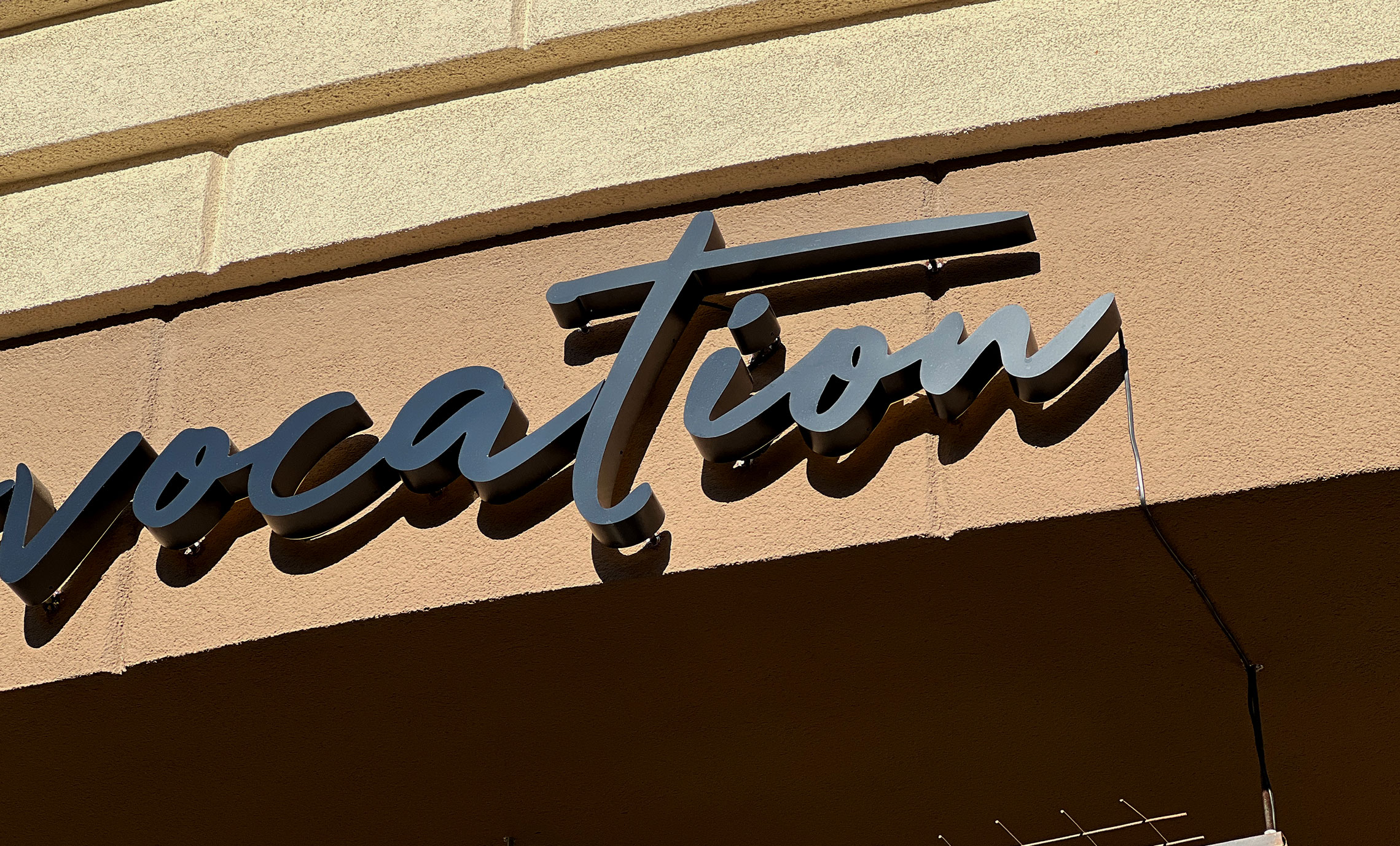 Чорні букви на фасаді Київ приклад