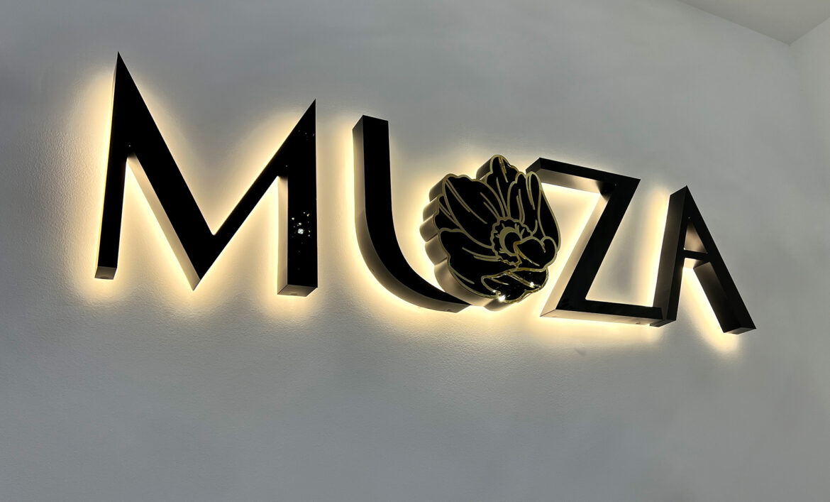 Чорні букви з контурним світінням фото