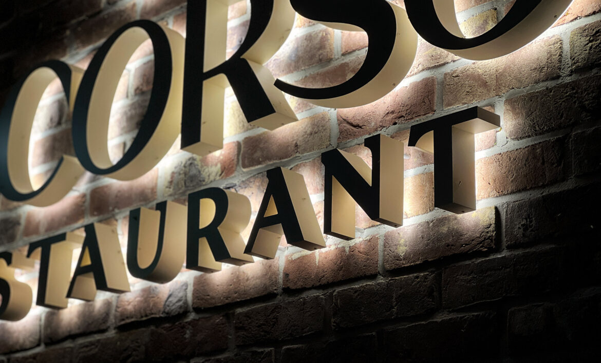 Контражурна вивіска ресторану фото