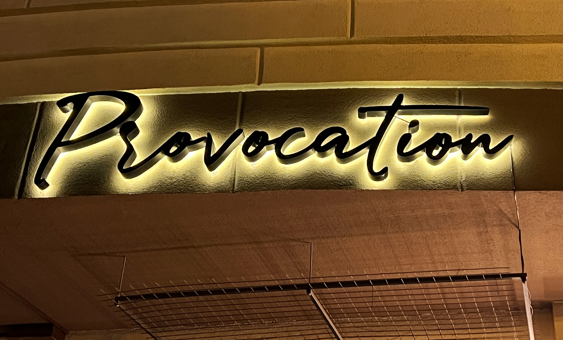 Контражурні літери з теплим світінням приклад