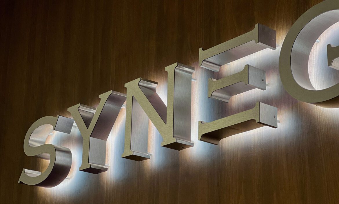 Контражурный логотип для офиса фото