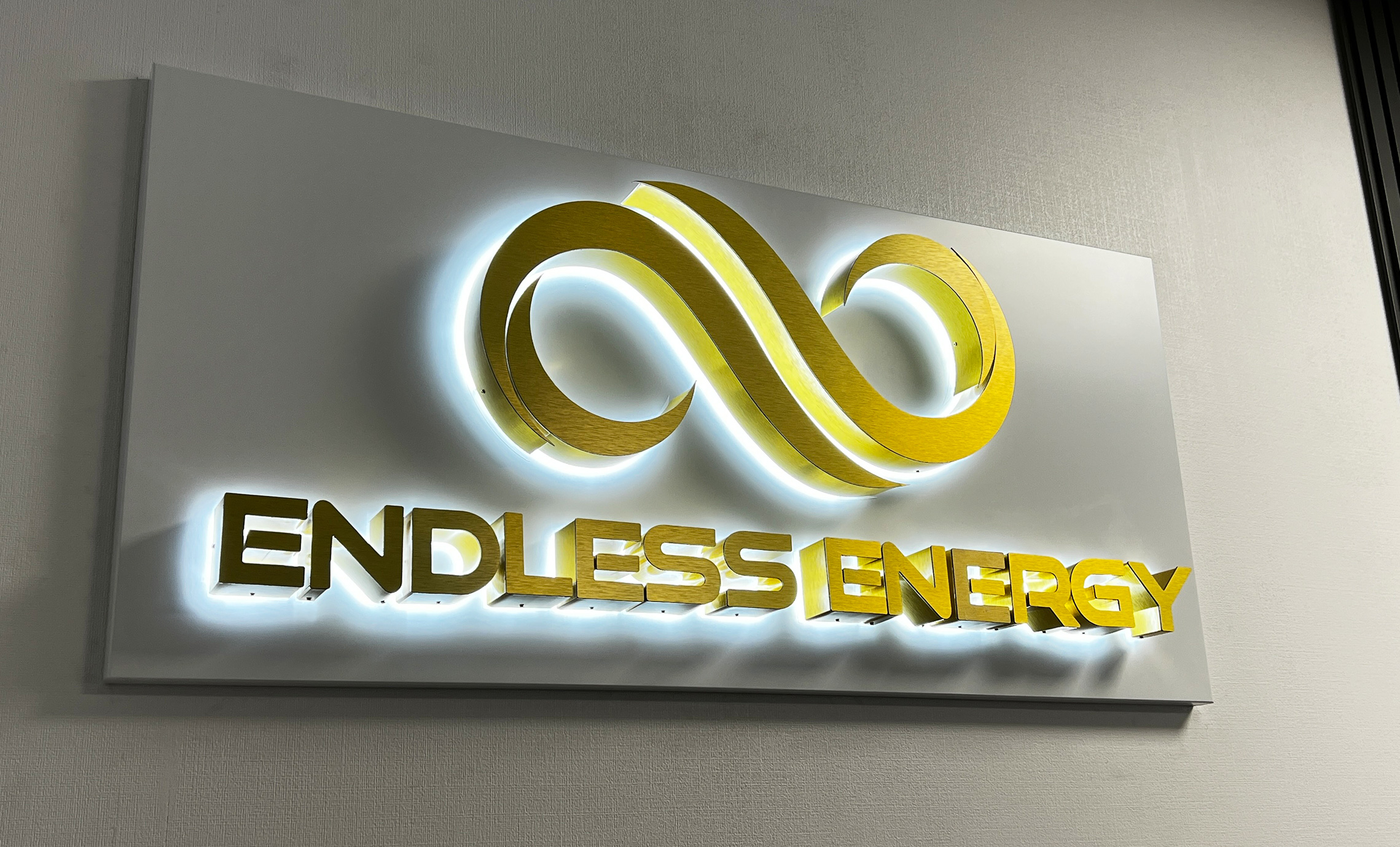 Контражурний логотип на стіні офісу фото