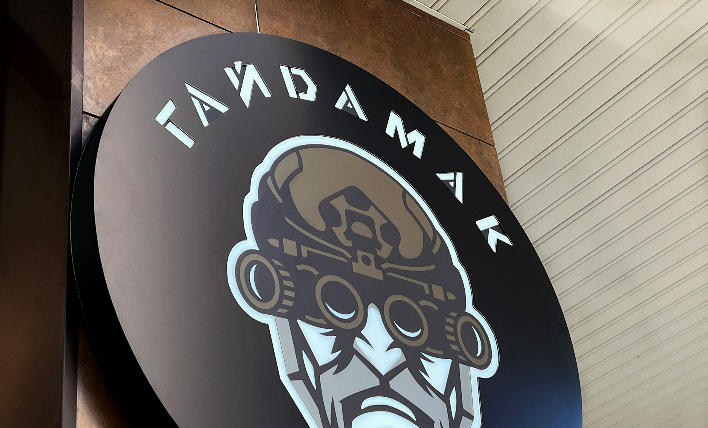 Кругла вивіска з підсвічуванням приклад