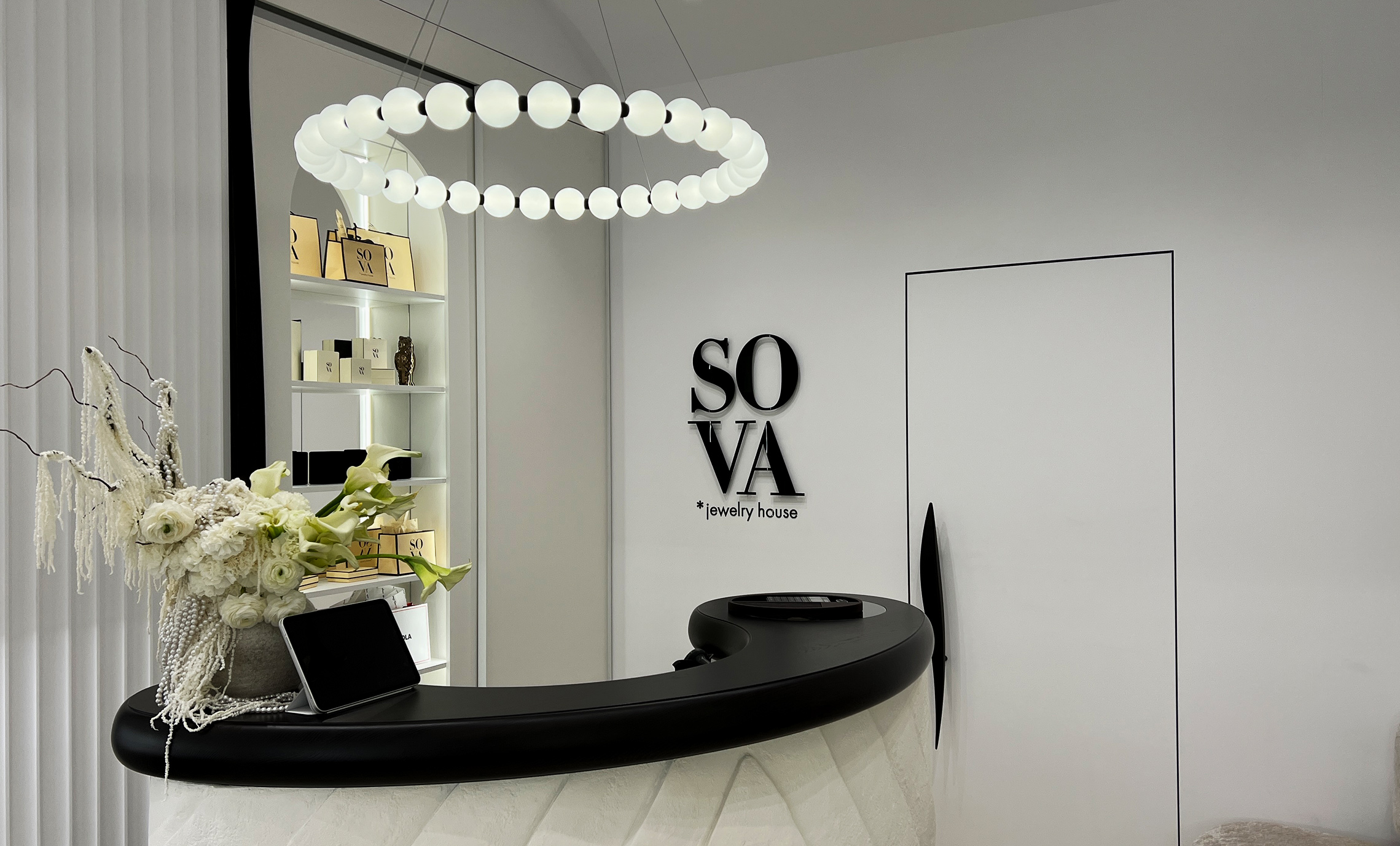 Логотип на кассе магазина фото