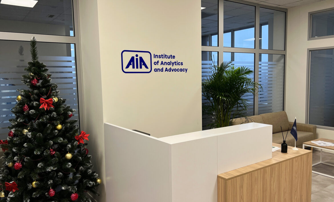 Логотип на ресепшн в офісі фото