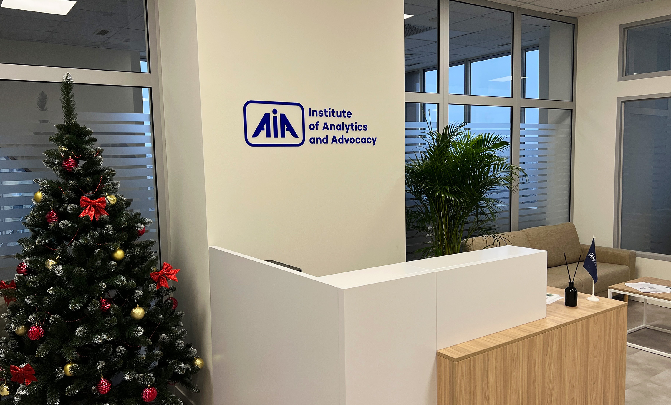 Логотип на ресепшн в офісі фото