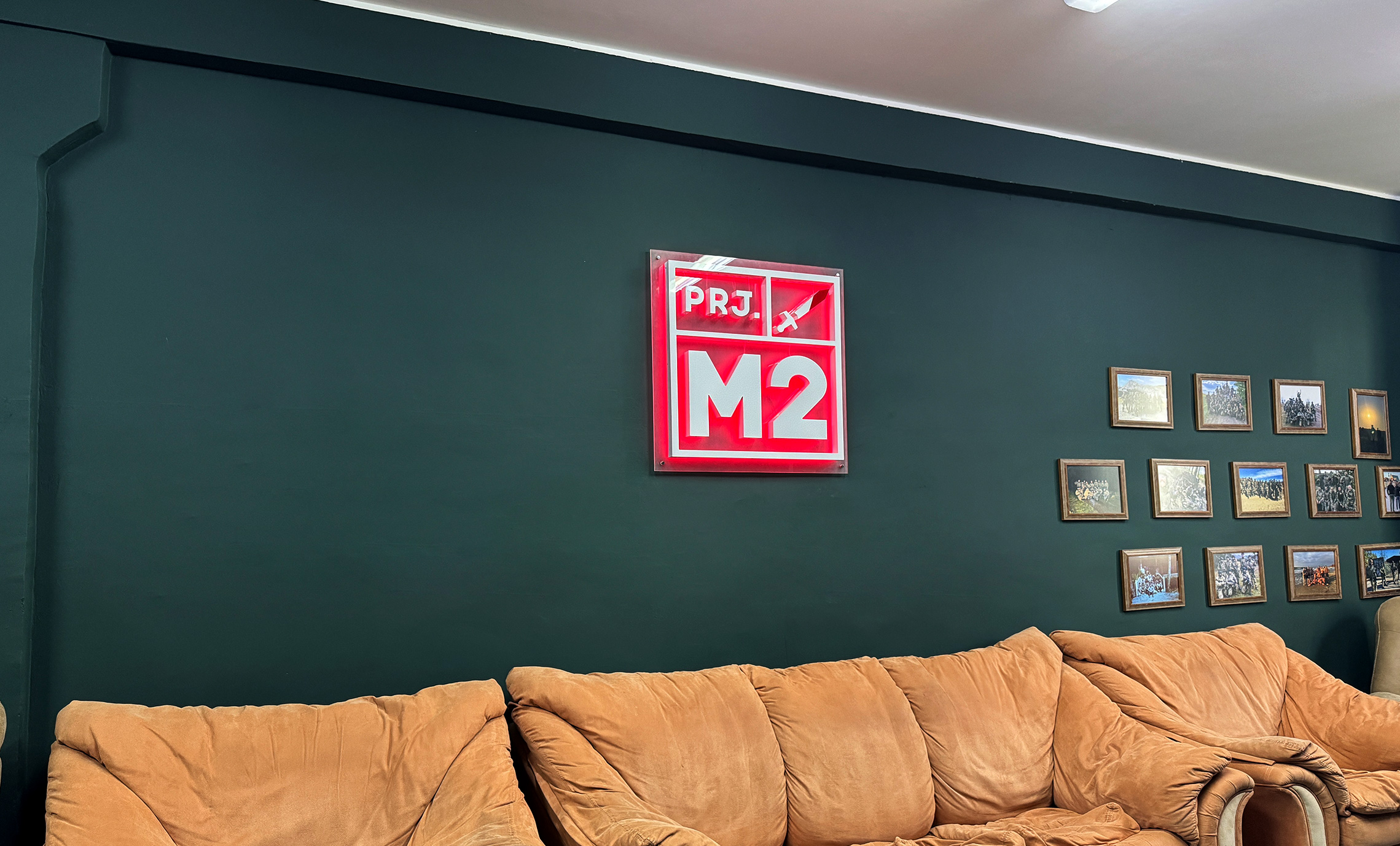 Логотип на стіні з червоним підсвічуванням фото