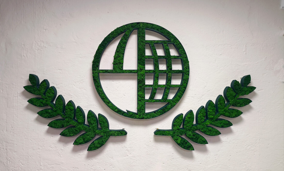 Логотип на стіні з моху приклад