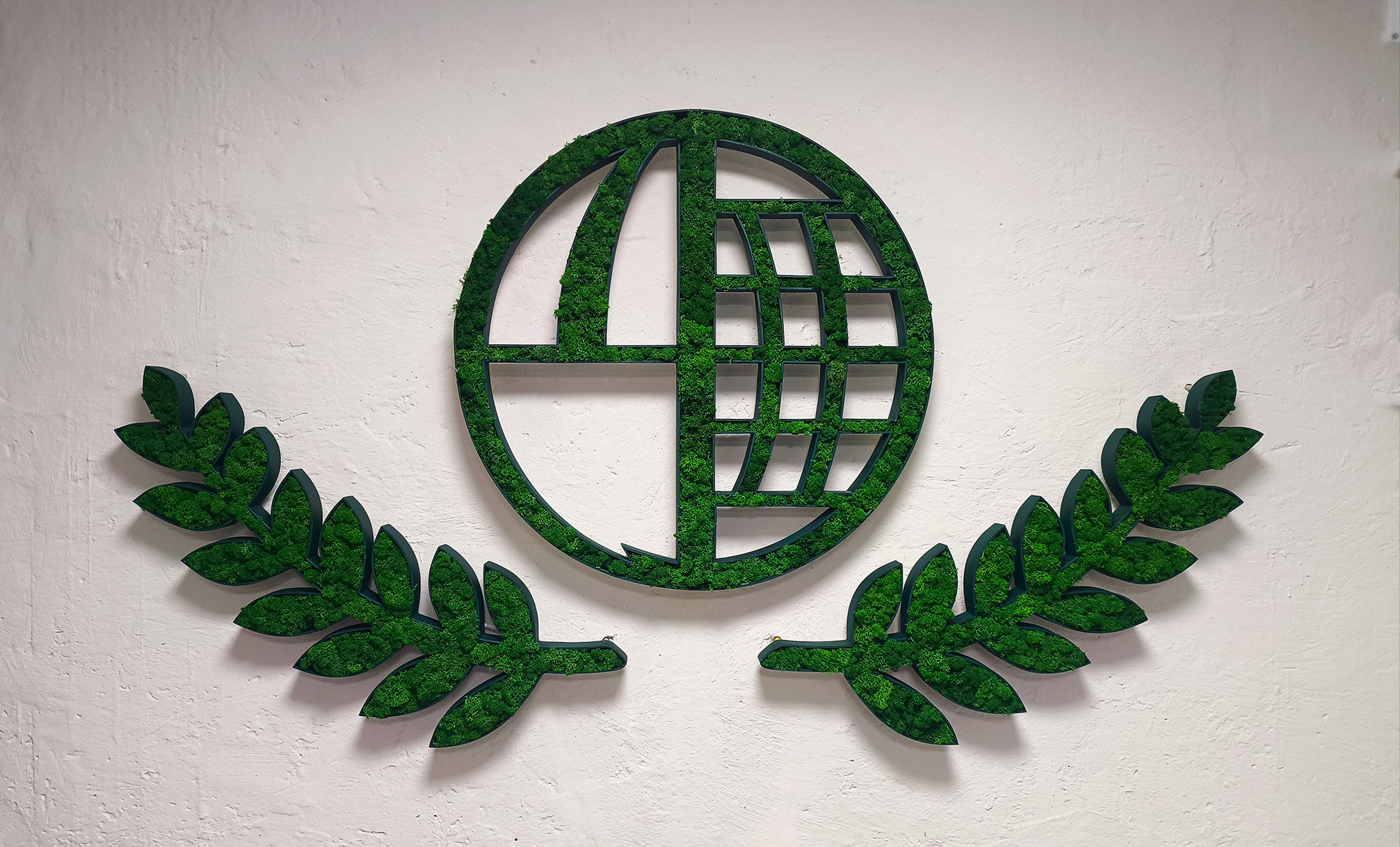 Логотип на стіні з моху приклад