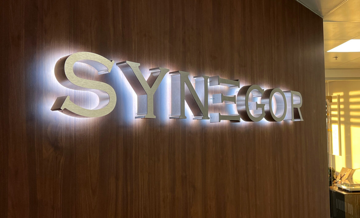 Логотип с контражуром в офисе фото