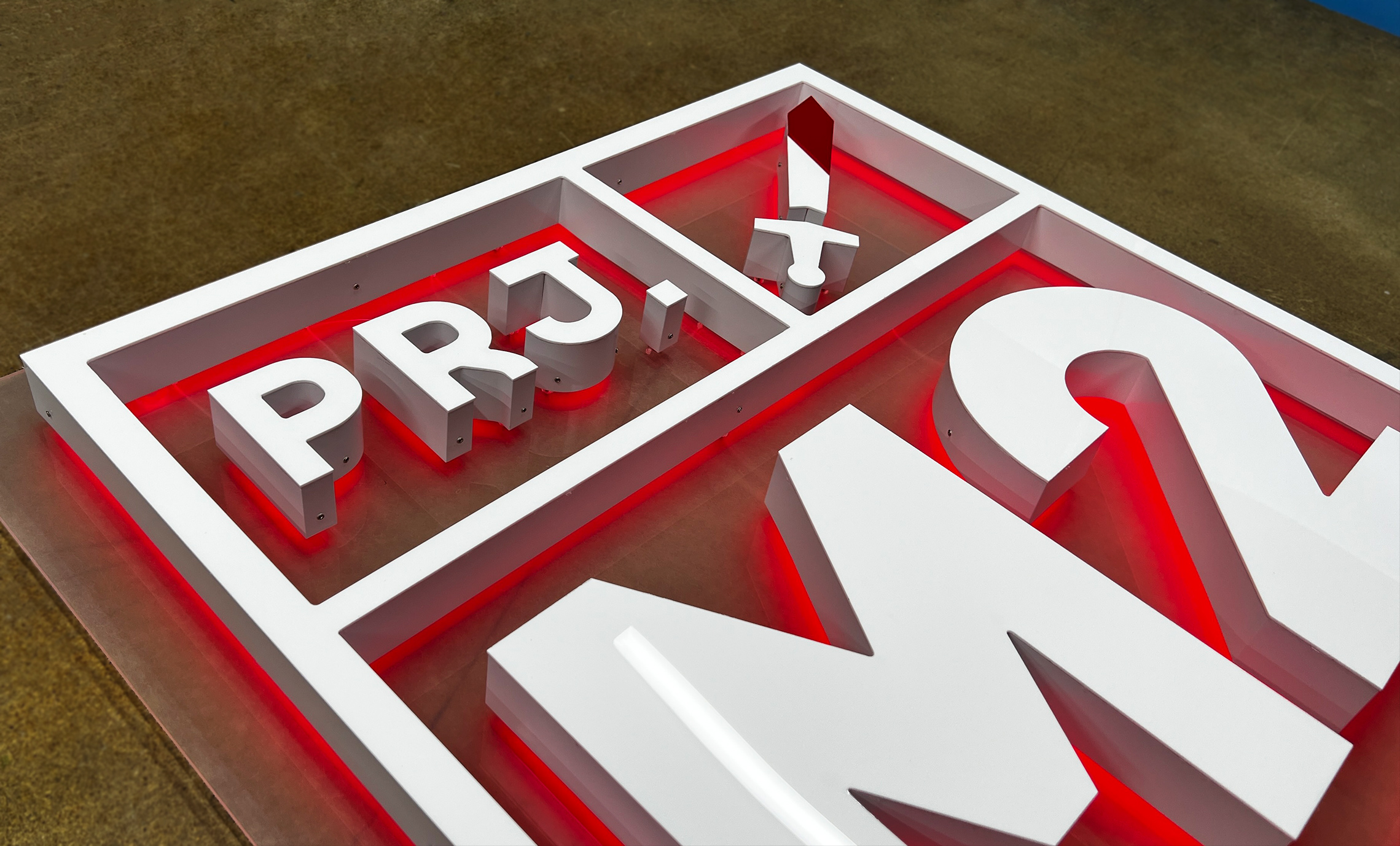 Логотип з червоним підсвічуванням Київ фото