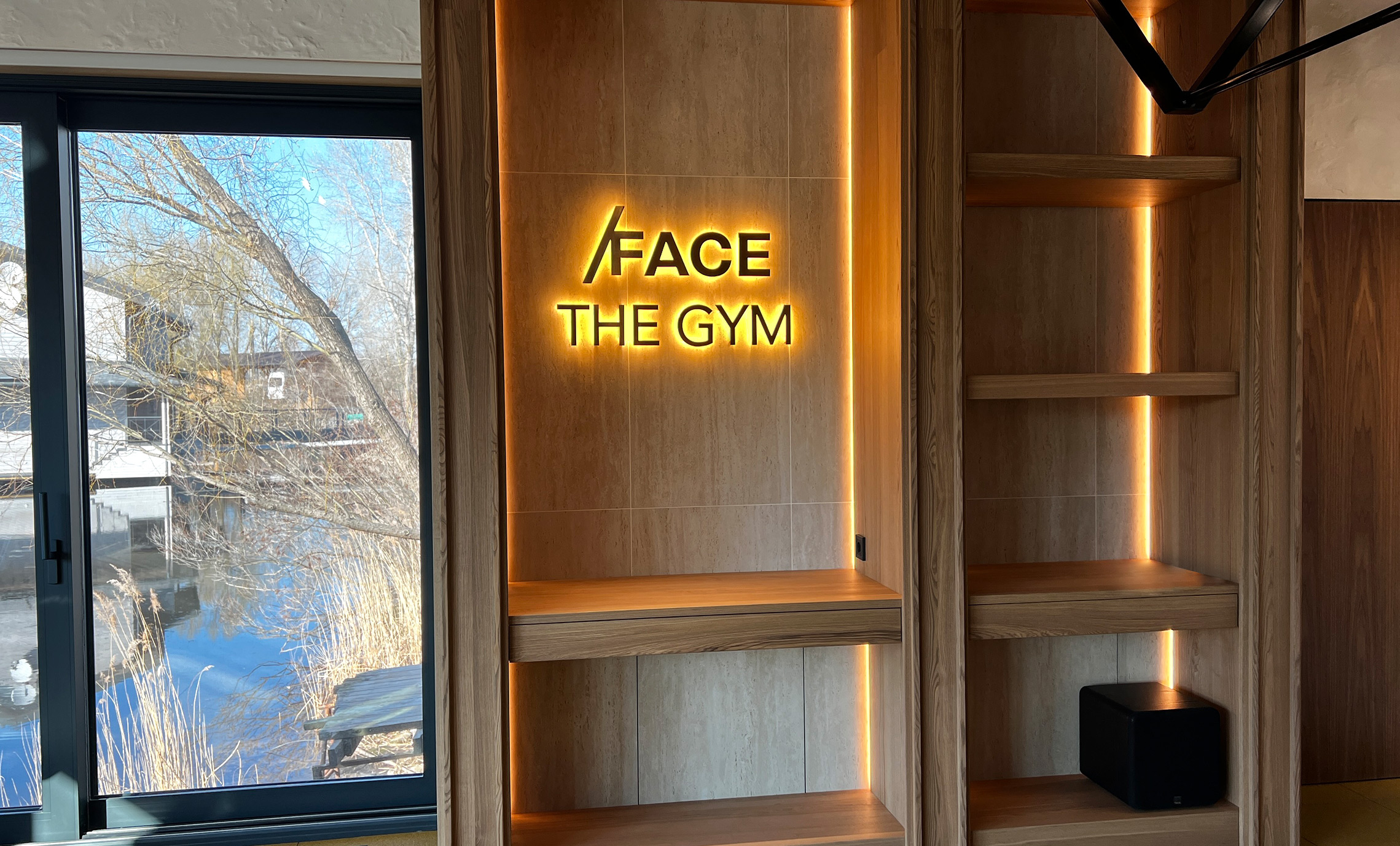 Металеві літери з теплим підсвічуванням приклад