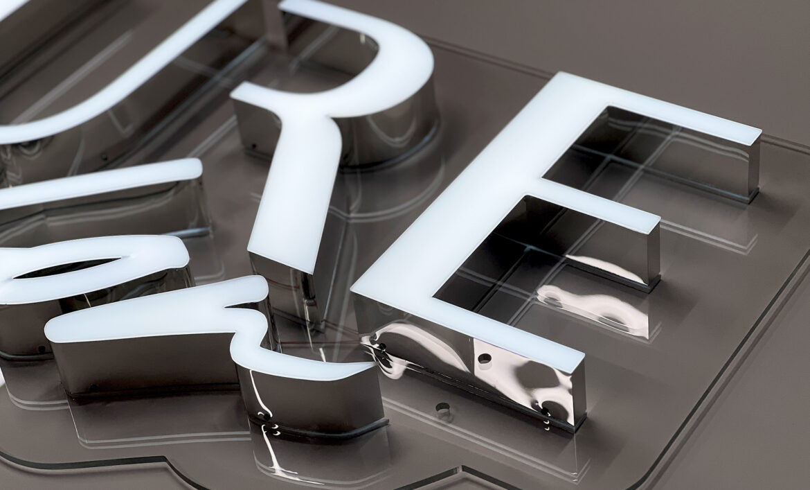 Металлический логотип с подсветкой фото