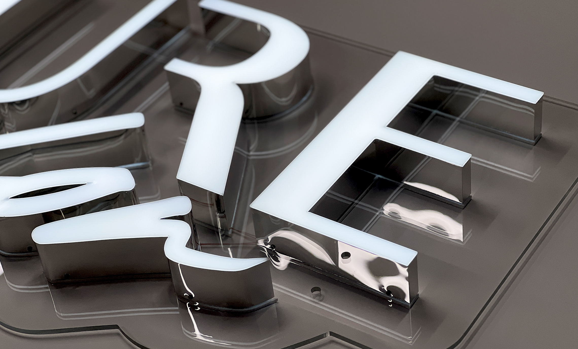 Металлический логотип с подсветкой фото