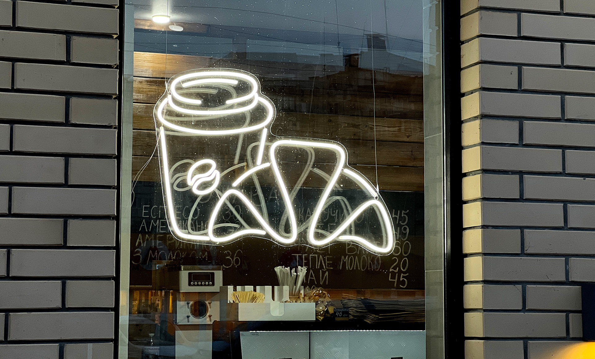 Неонова вивіска у вікні Біла Церква фото