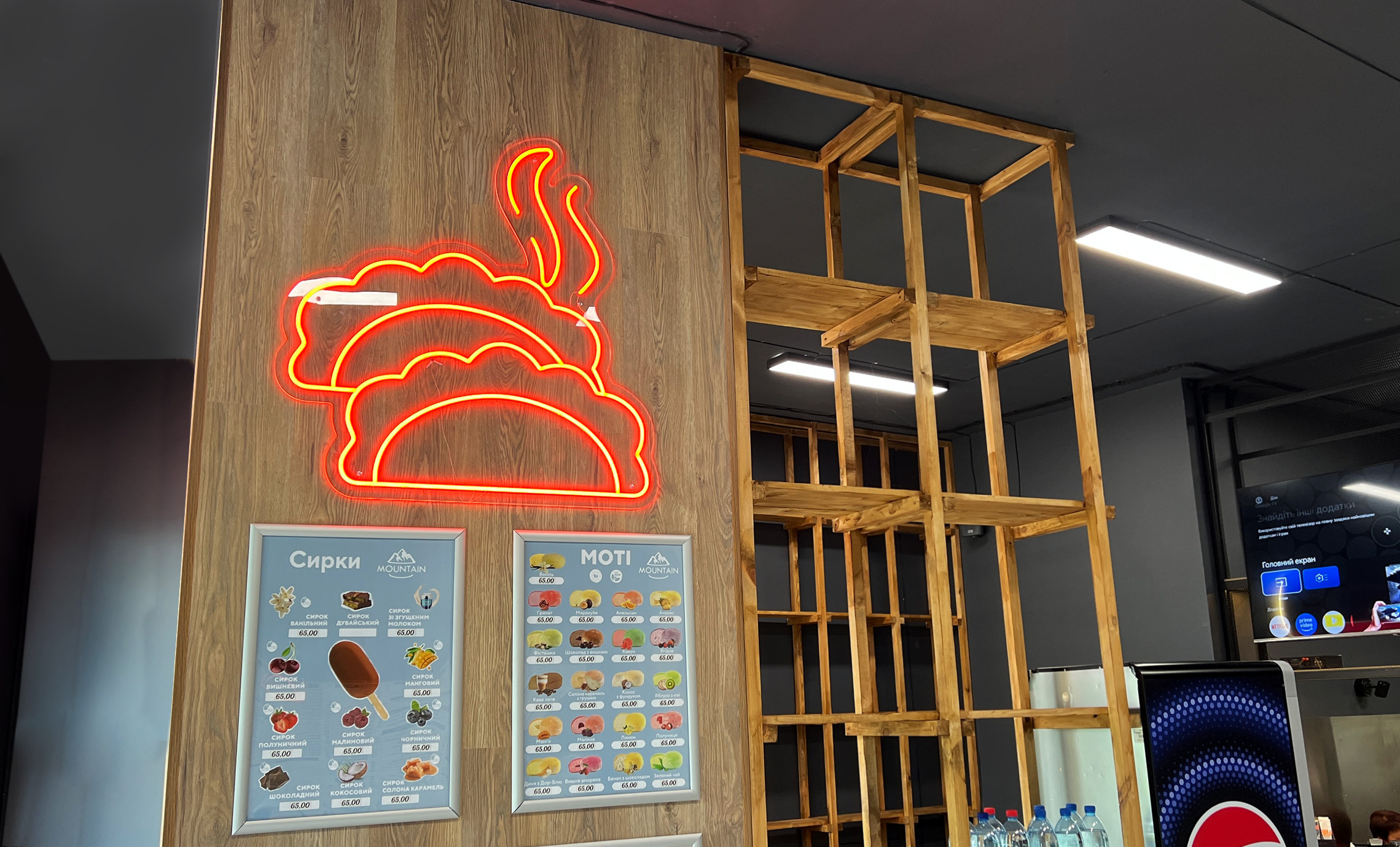 Неонова вивіска всередині магазину фото