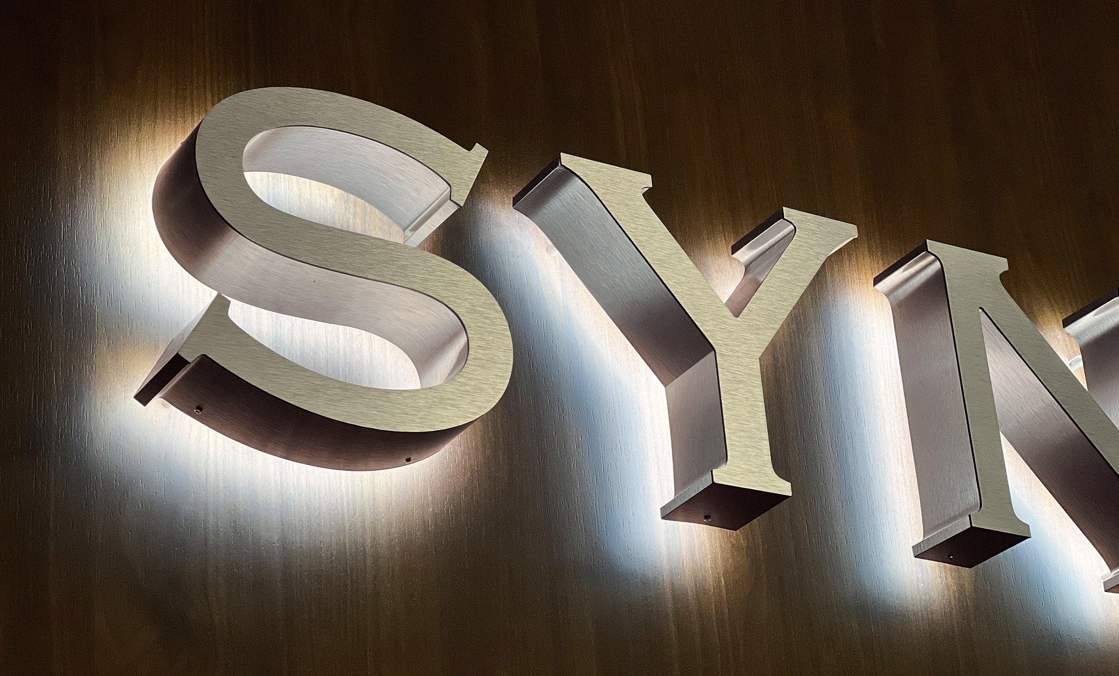 Объемные буквы с подсветкой на стене фото